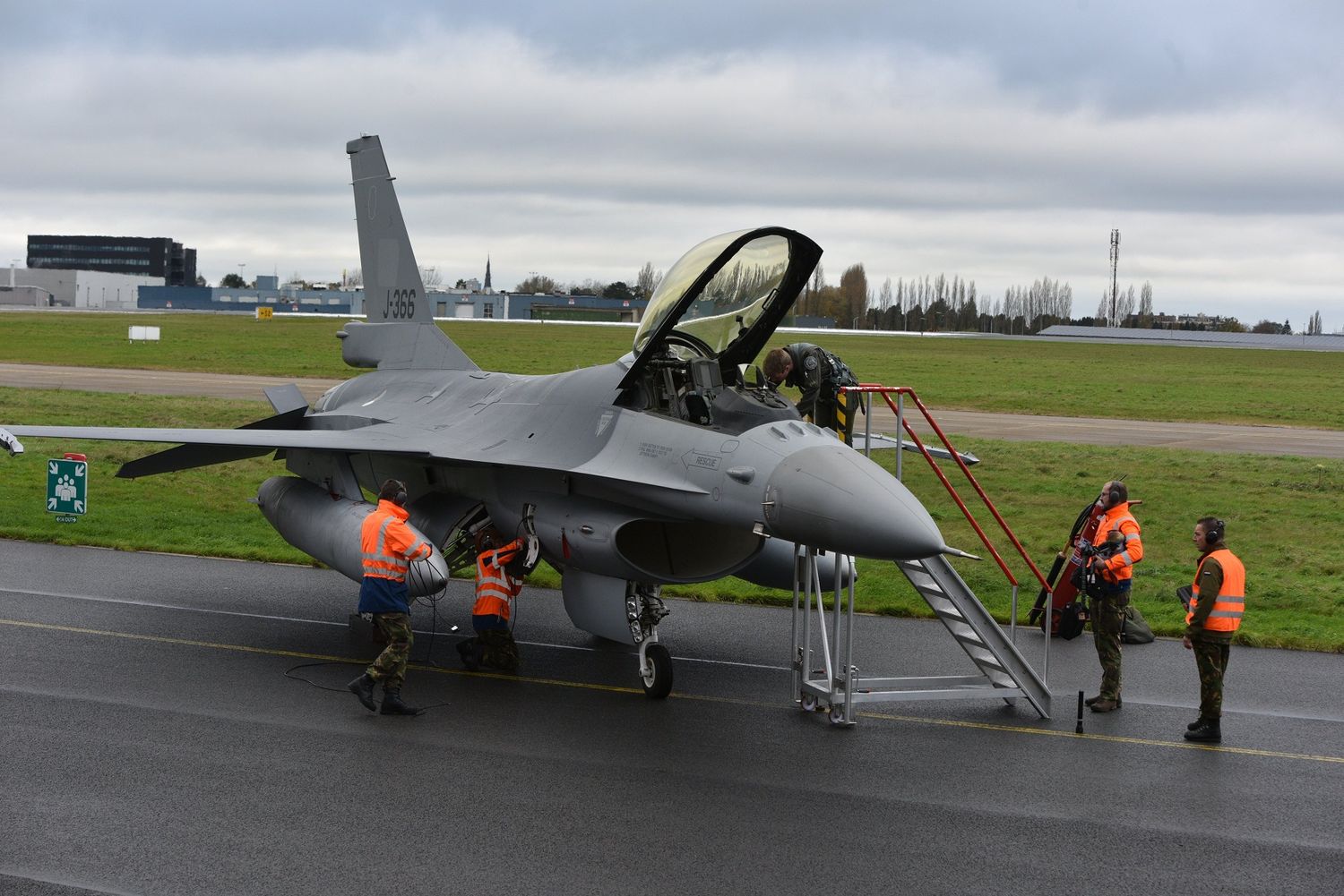 European F-16 training center opened in Romania, where Ukrainian pilots will be trained