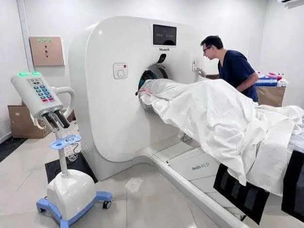 A las 13.30 del sábado ingresó el primer paciente para la práctica de estudios por imágenes con diagnóstico de síndrome febril. Foto: prensa municipal.