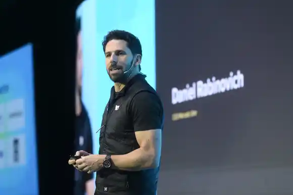 Rabinovich en el Coloquio de IDEA: “Empezamos a tratar a los robots como humanos"