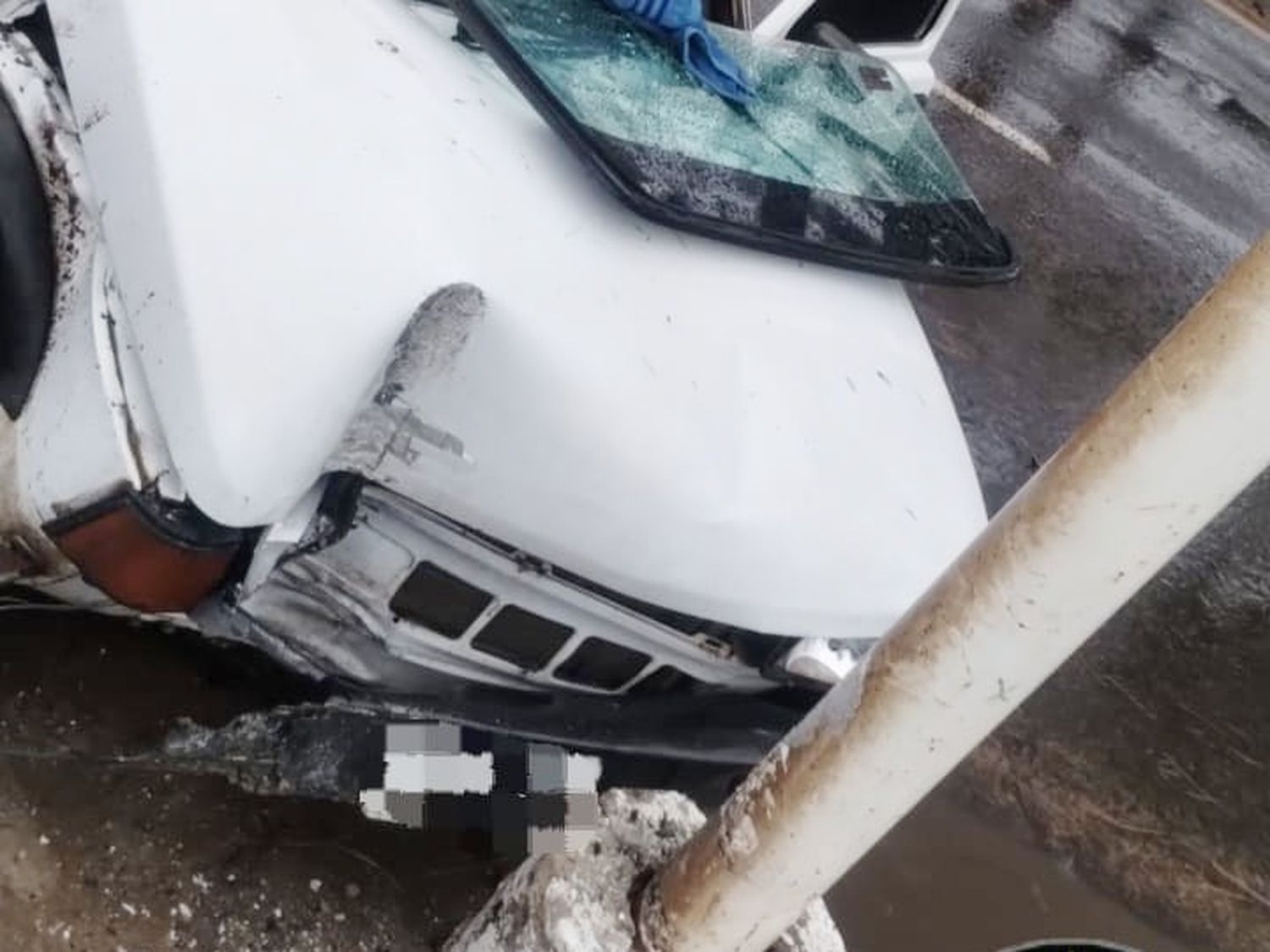 Perdió el control del auto y chocó contra un poste de alumbrado público