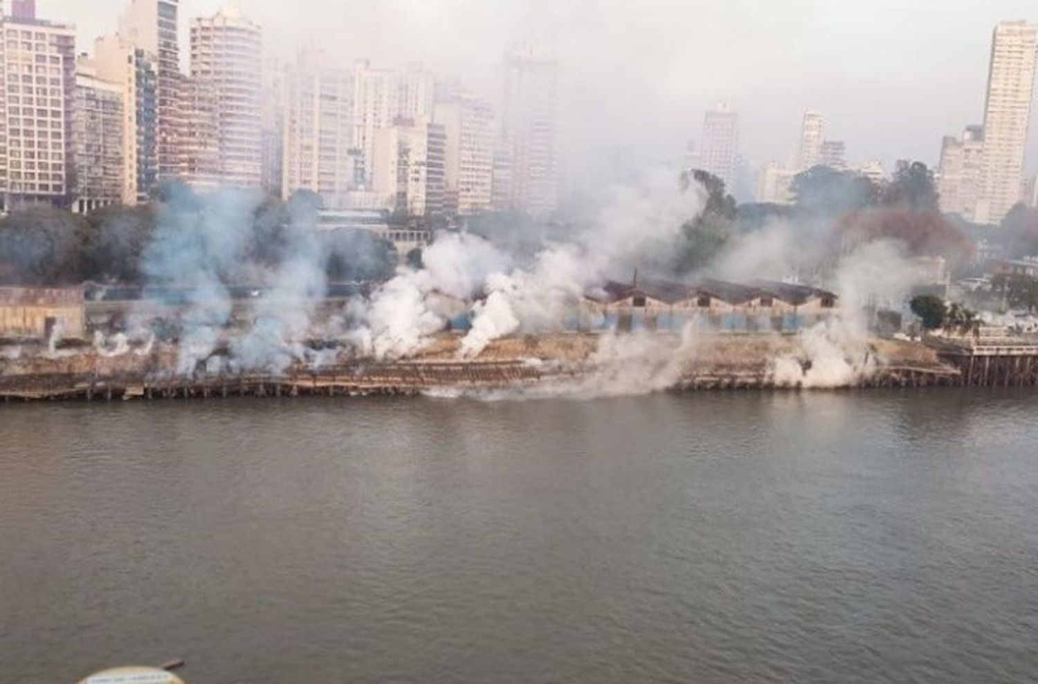 Las quemas se replicaron en Rosario, el fuego llegó a los galpones y las barrancas