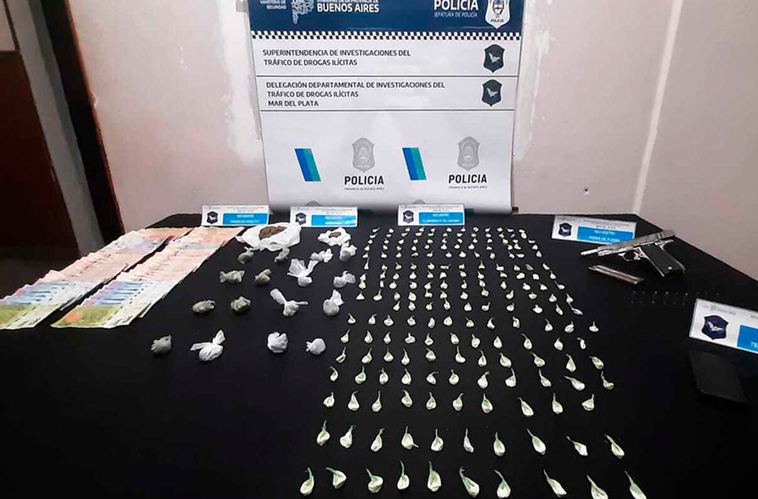 Detienen a una dealer en el barrio Nuevo Golf: tenía 200 bolsitas de cocaína y armas