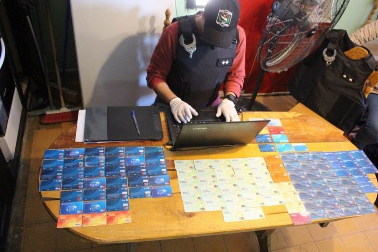 Secuestran 115 tarjetas de débito y más de $1 millón