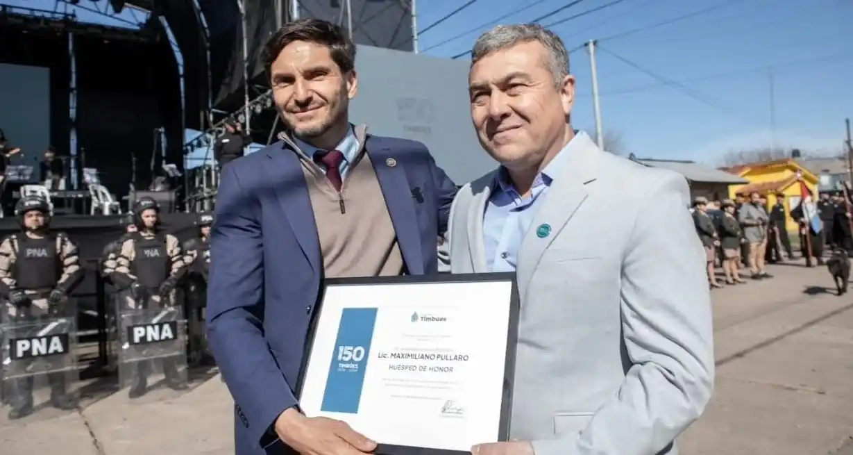 El gobernador Pullaro entregó una plaqueta recordatoria al presidente comunal de Timbúes, Antonio Fiorenza. Crédito: Carolina Zocco