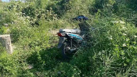 Hallaron una motocicleta robada abandonada en un baldío