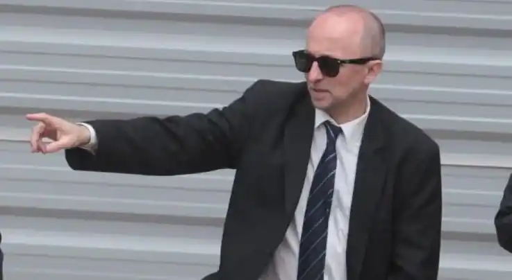 Investigan a un empleado que pegaba afiches en contra del fiscal Cartasegna