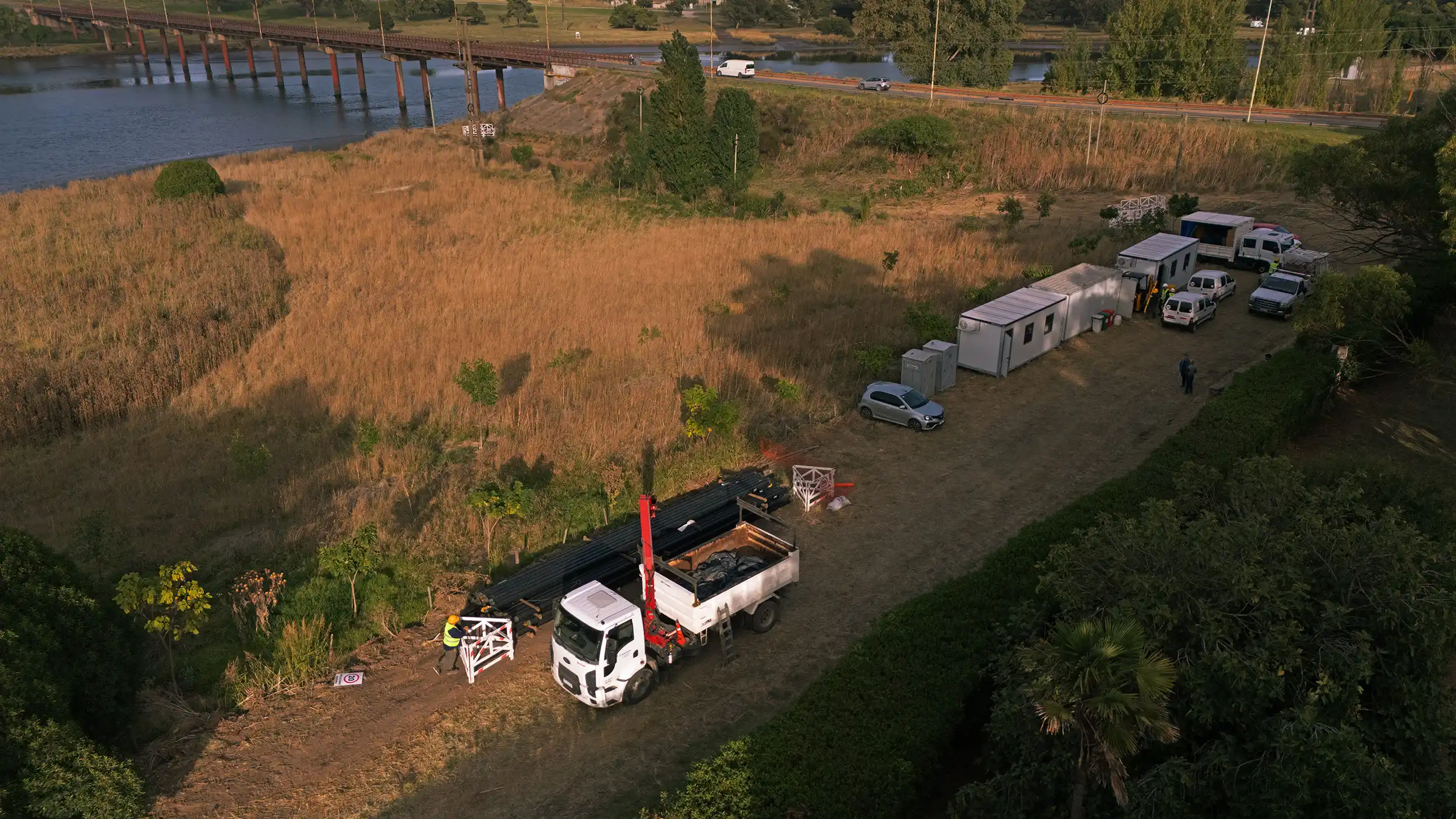 Camuzzi avanza en una compleja obra para el suministro de gas: renovarán el ramal que cruza el río Quequén