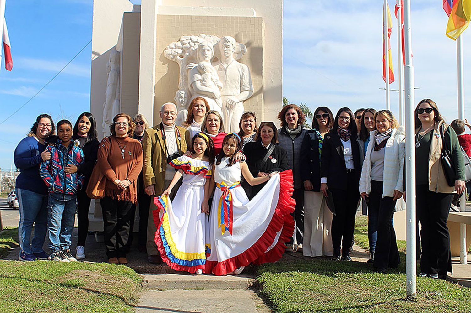 Imagen gráfica con los inmigrantes que participaron del acto en Gualeguay.