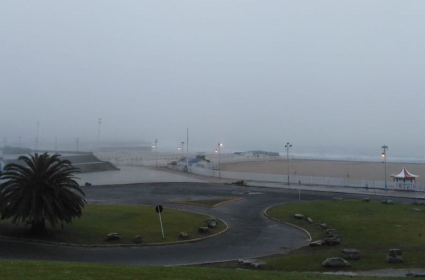 Advertencia violeta por niebla intensa en la ciudad