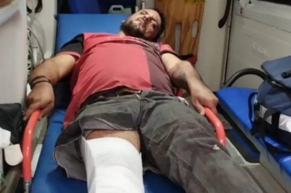 Kiko fue derivado en ambulancia al Hospital Provincial con la pierna entablillada para descartar lesiones de gravedad.