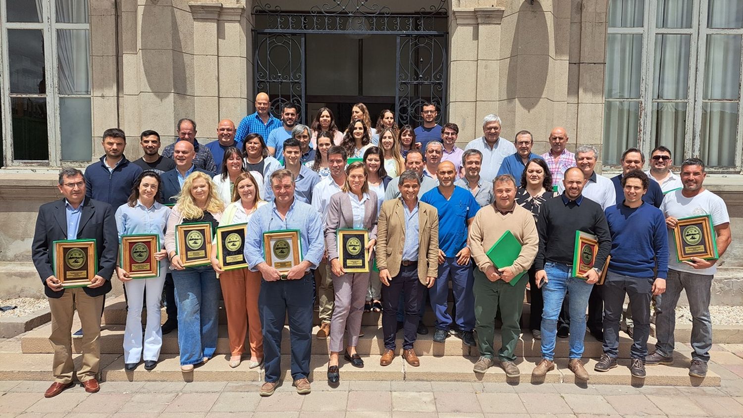 Un trabajador más. Fioramonti junto a los empleados municipales