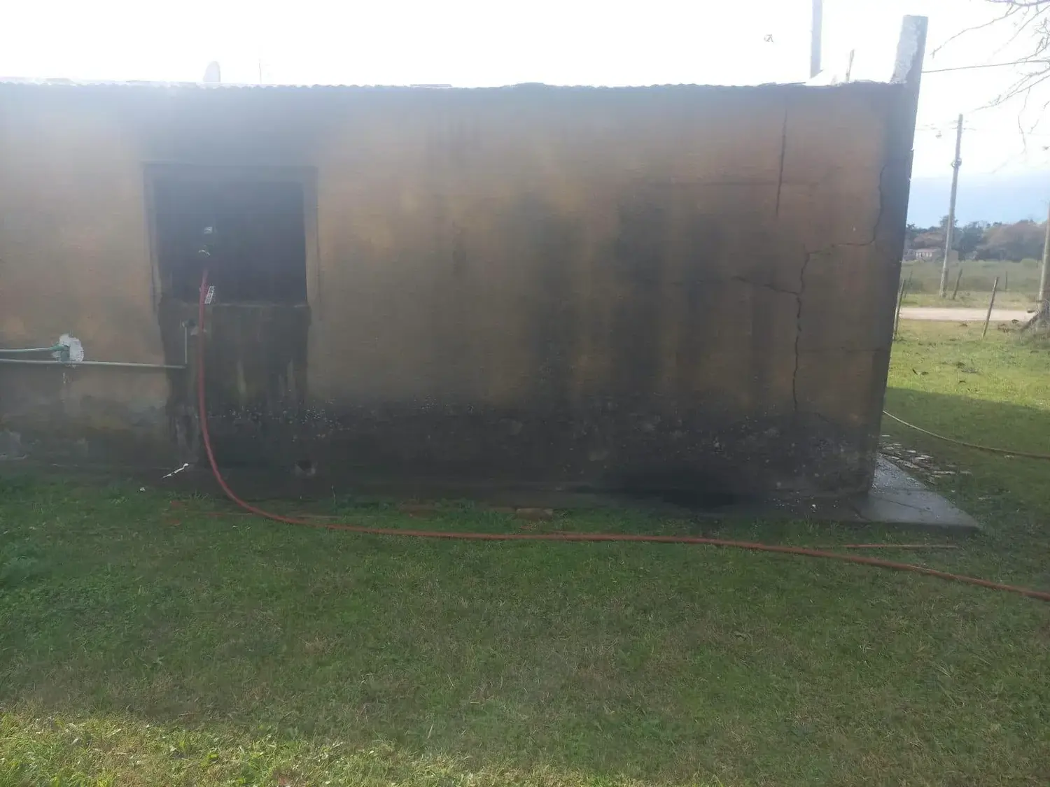 La vivienda quedó inhabitable. PH: FM 97.5, la radio de Gobernador Castro.