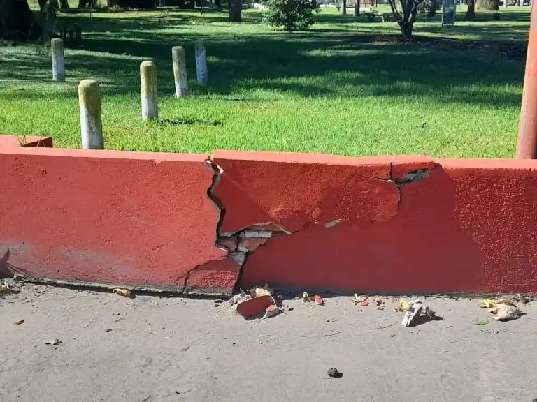 Pilar destrozado a causa del choque. Foto: BVVT