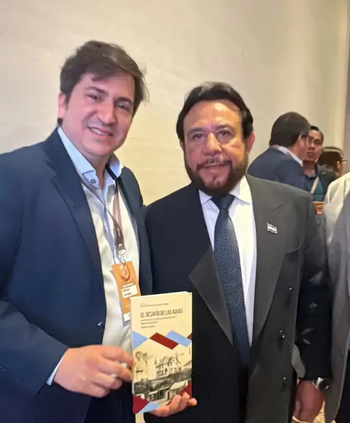 El presidente de OSSE, Ing. Tomás Amato, hace entrega de un libro al vicepresidente de El Salvador, Félix Ulloa, en el marco del encuentro regional.