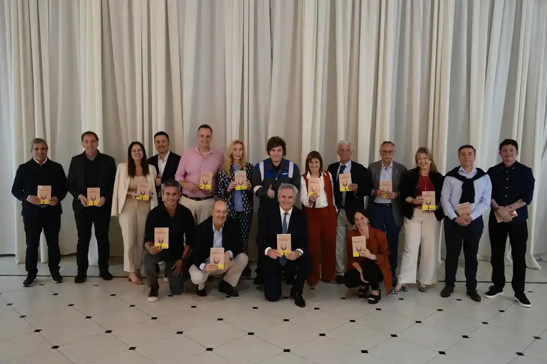 Milei, su gabinete y el libro, en la Quinta de Olivos