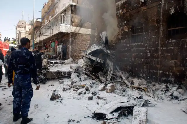 Avión se estrelló contra dos edificios en Yemen. Hay 12 muertos