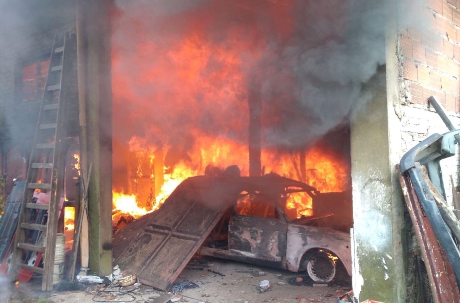 Se incendiaron dos autos de un taller en barrio Coronel Dorrego