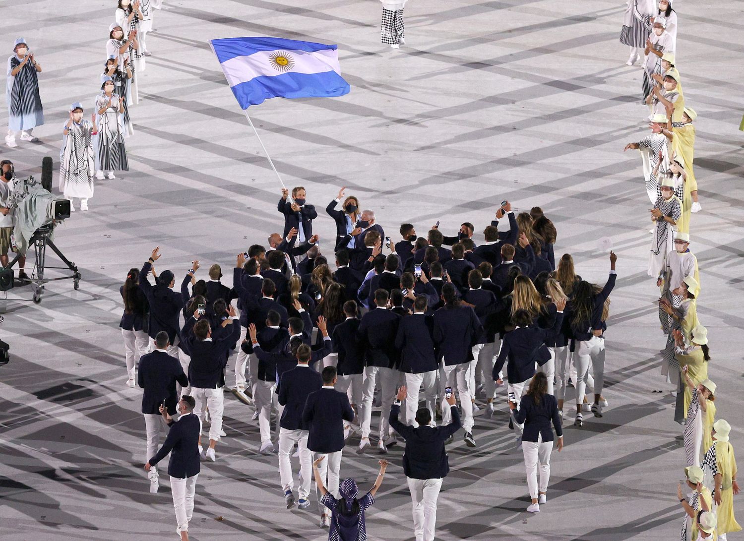 Con pogo incluído, la delegación Argentina se presentó en los JJ.OO