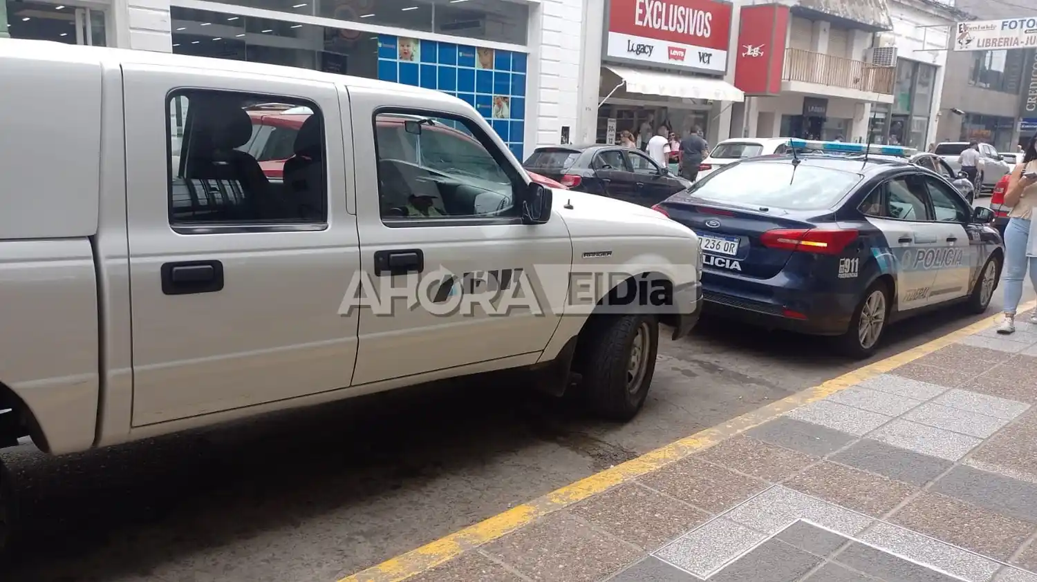 Las mejores fotos de los allanamientos que realiza Aduana-AFIP en comercios céntricos de la ciudad