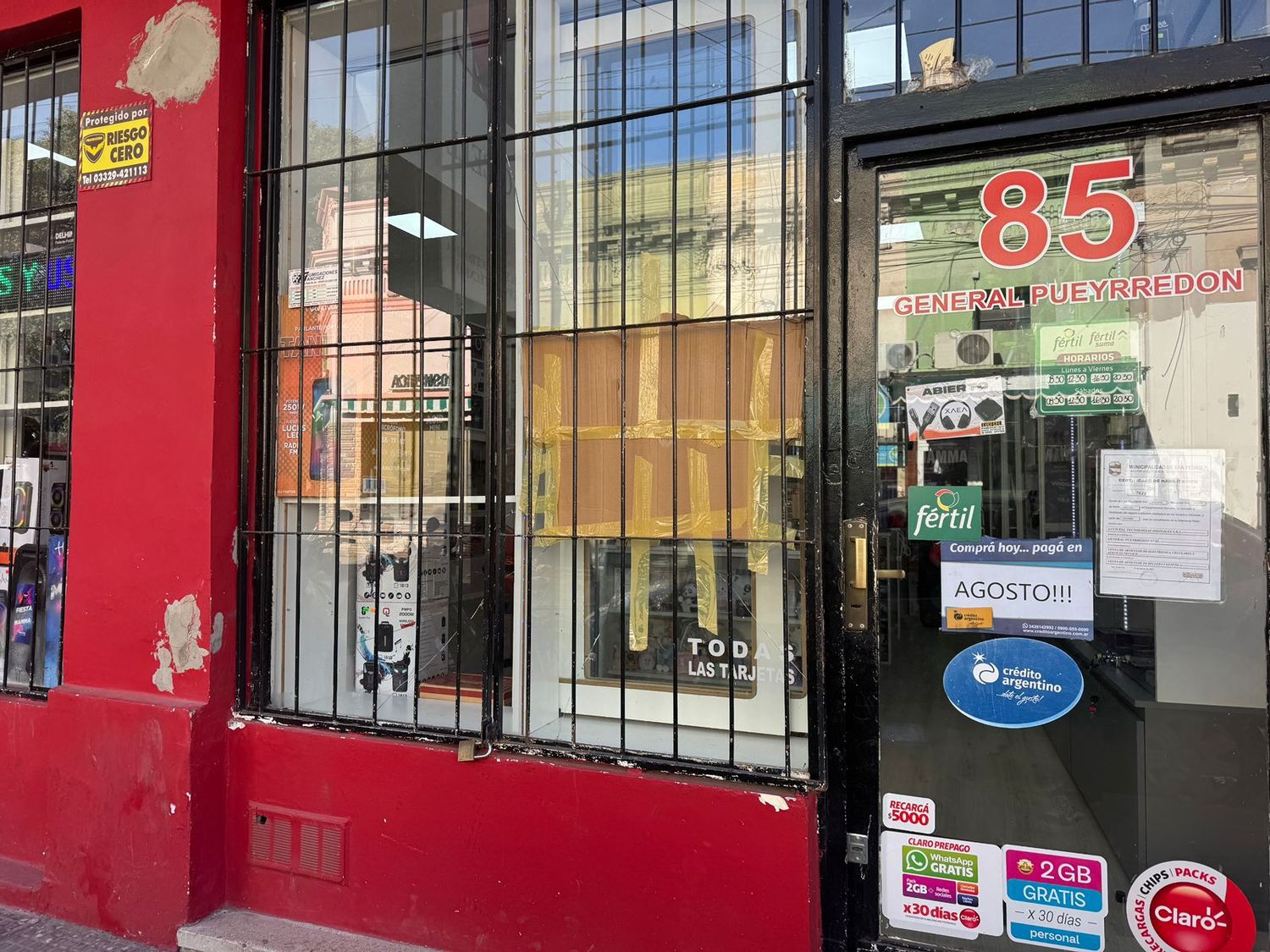 Delincuentes rompieron el vidrio de un comercio céntrico y robaron máquinas afeitadoras