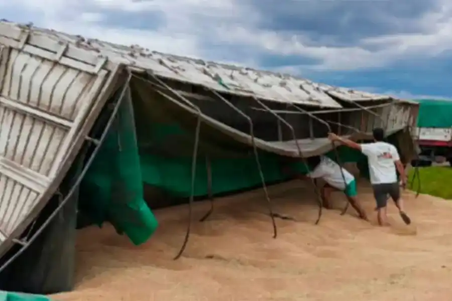 Vuelco de un camión cargado con trigo en la Ruta Provincial 32