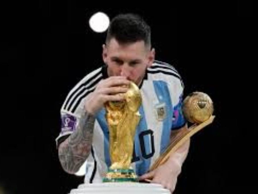 FOTO: Lionel Messi con la Copa del Mundo obtenida en Qatar, que por primera vez desde 1974 no tendrá transmisión estatal.