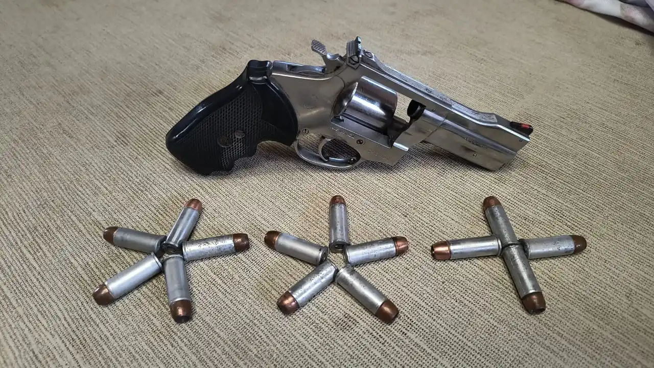 La Policía secuestró un revólver calibre 44, con catorce cartuchos.