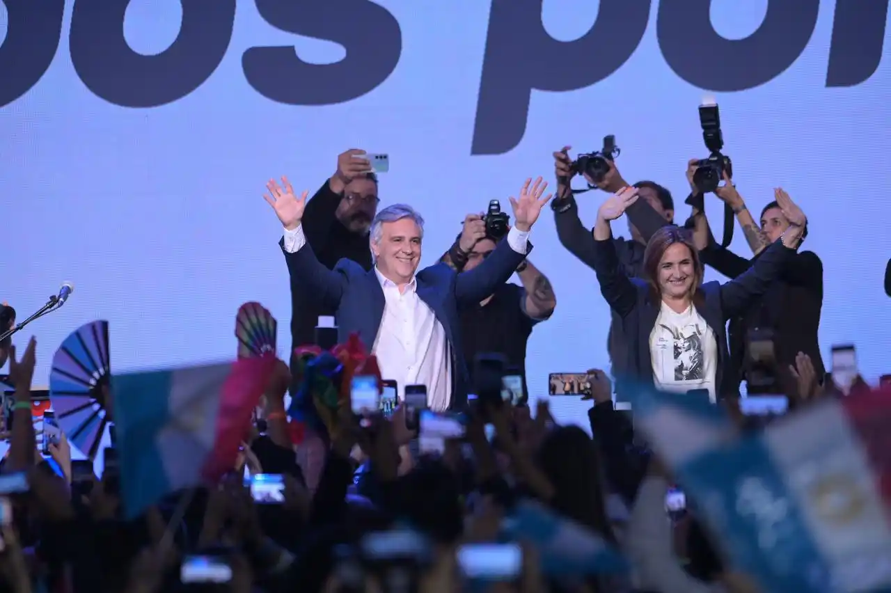 De joven militante, a gobernador de una provincia desafiante