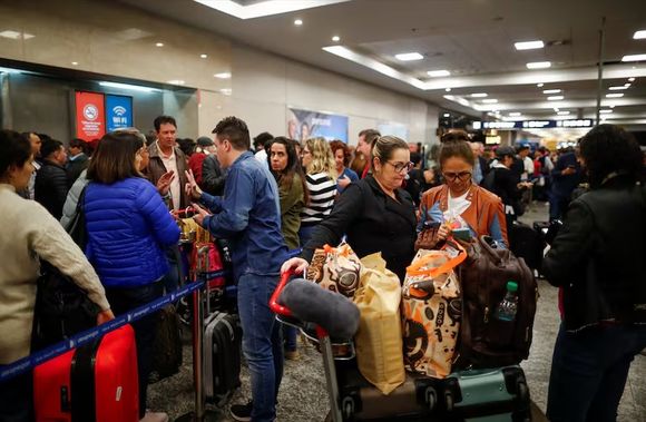 Otro día complicado para volar: un paro afecta a 27 aeropuertos del país