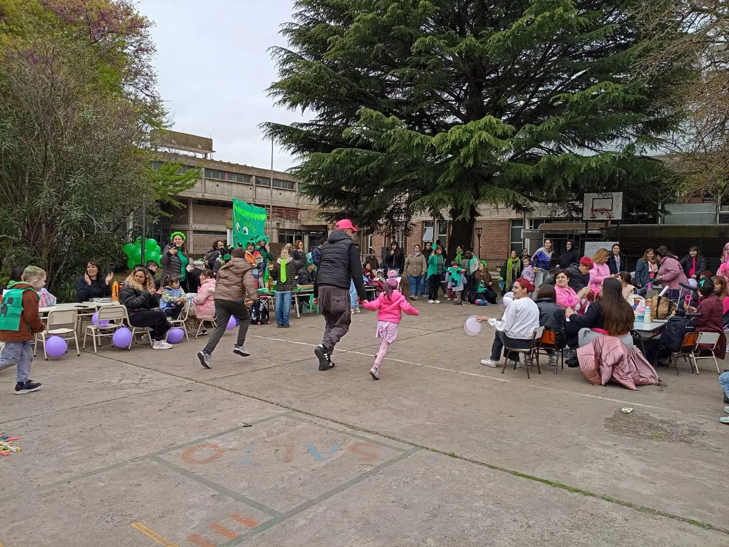 Con la participación de las familias, la jornada se llenó de juegos, risas y color.
