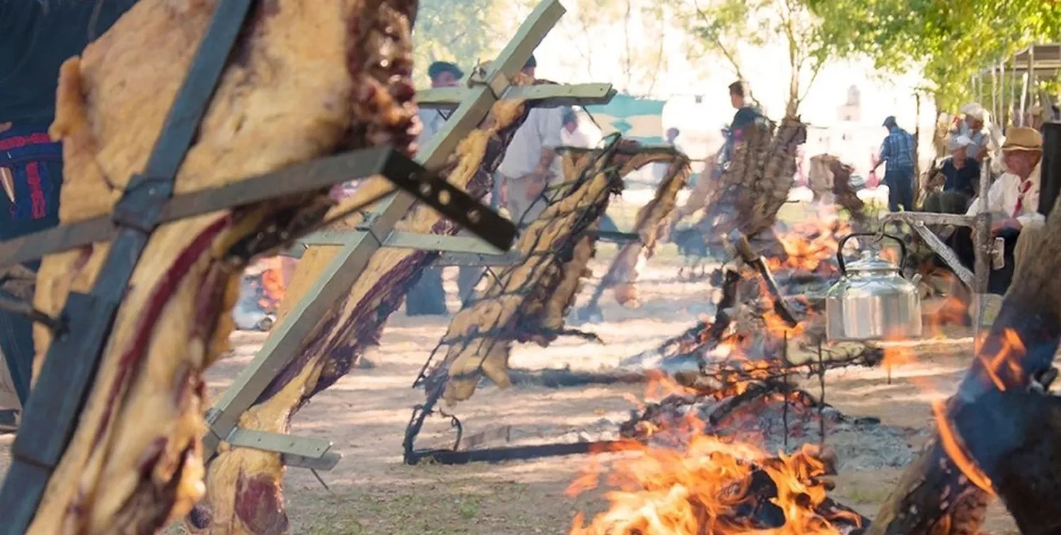 Más de 20 duplas asadores de Santa Fe, Córdoba y Entre Ríos, serán parte del concurso de asado a la estaca, donde se elegirán los mejores costillares vacunos cocidos en estaca a las leñas. El jurado este año estará integrado por Mara Ottado (Pueblo Esther), Néstor Riva (Santo Domingo) y Mauro Kern (San Jerónimo Norte). Foto: GENTILEZA FIESTA REGIONAL ASADO A LA ESTACA