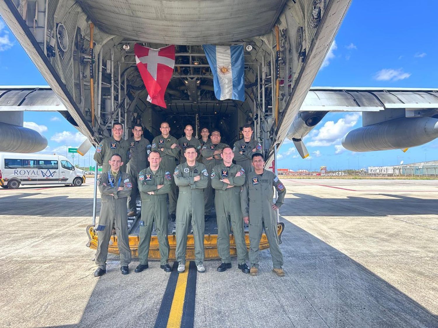 Primer F-16 Argentino: componentes en camino desde Dinamarca en un C-130 Hércules de la FAA