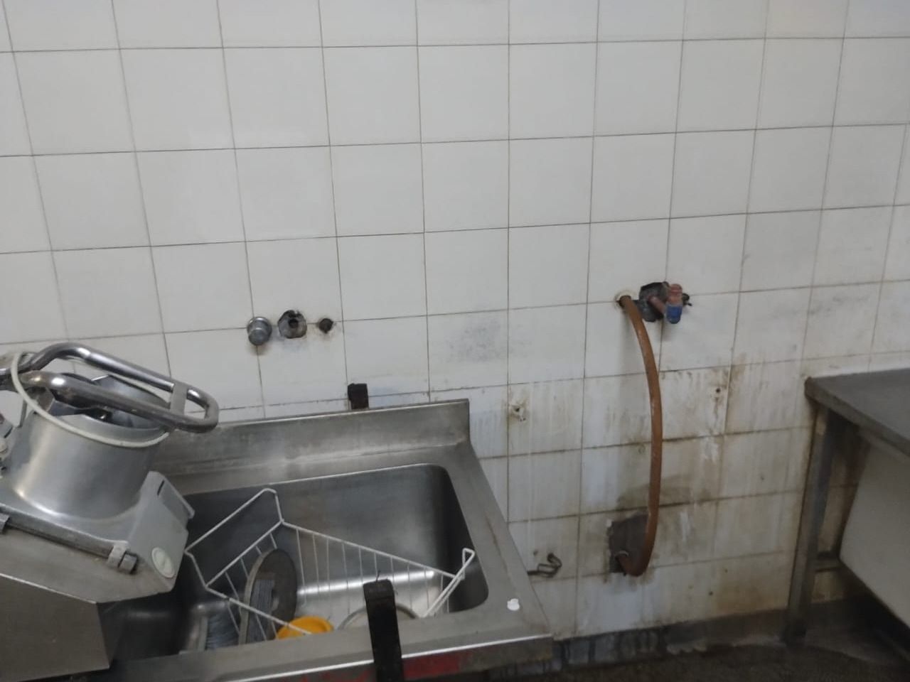 Así se encuentra parte de la cocina del HIGA.