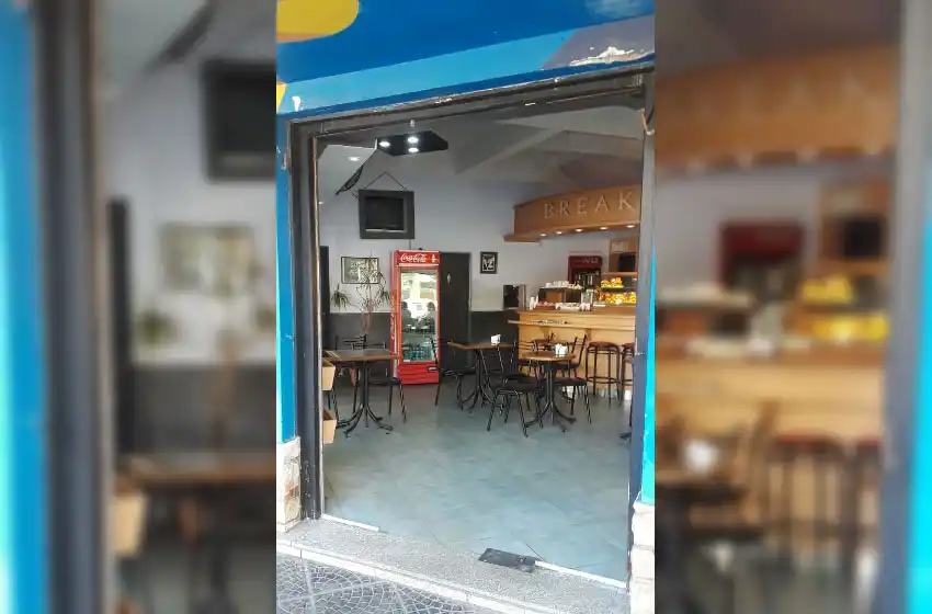 Un auto terminó dentro de un café tras un choque en Jujuy y 25 de Mayo