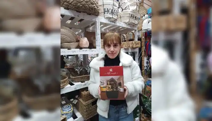 Andrea con su premio de La Bomba