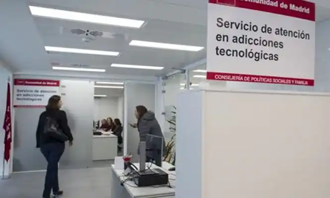 Primer servicio para adolescentes adictos al celular