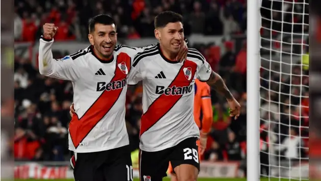 Gonzalo Montiel (derecha) festeja su gol junto a Ángel Correa.

Foto: Agencia NA (@RiverPlate)