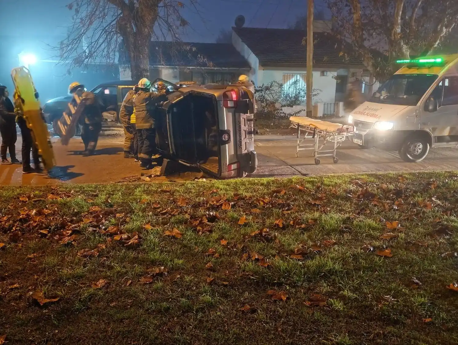 Bomberos y personal del hospital municipal intervinieron en el siniestro de esta mañana. Foto FM Por Siempre