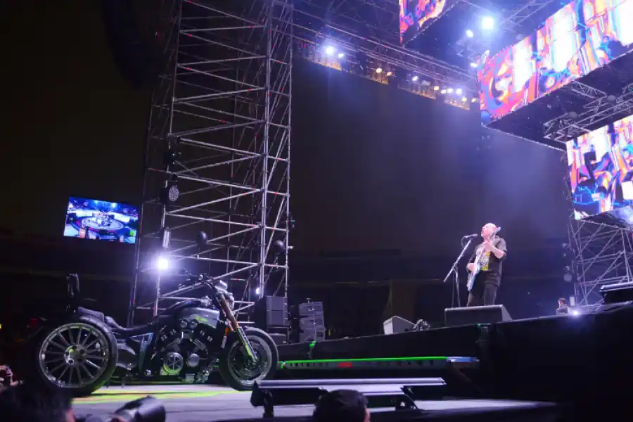 La moto con la que Chizo subió al escenario / La Voz