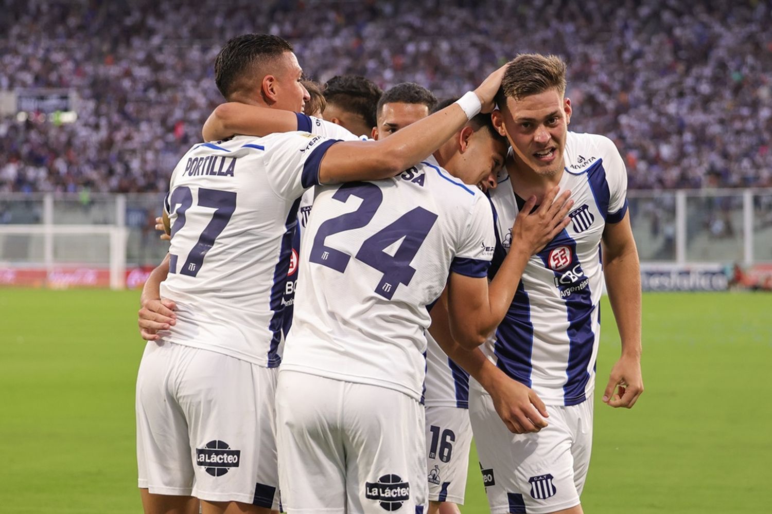 Talleres festeja uno de los cuatro goles.