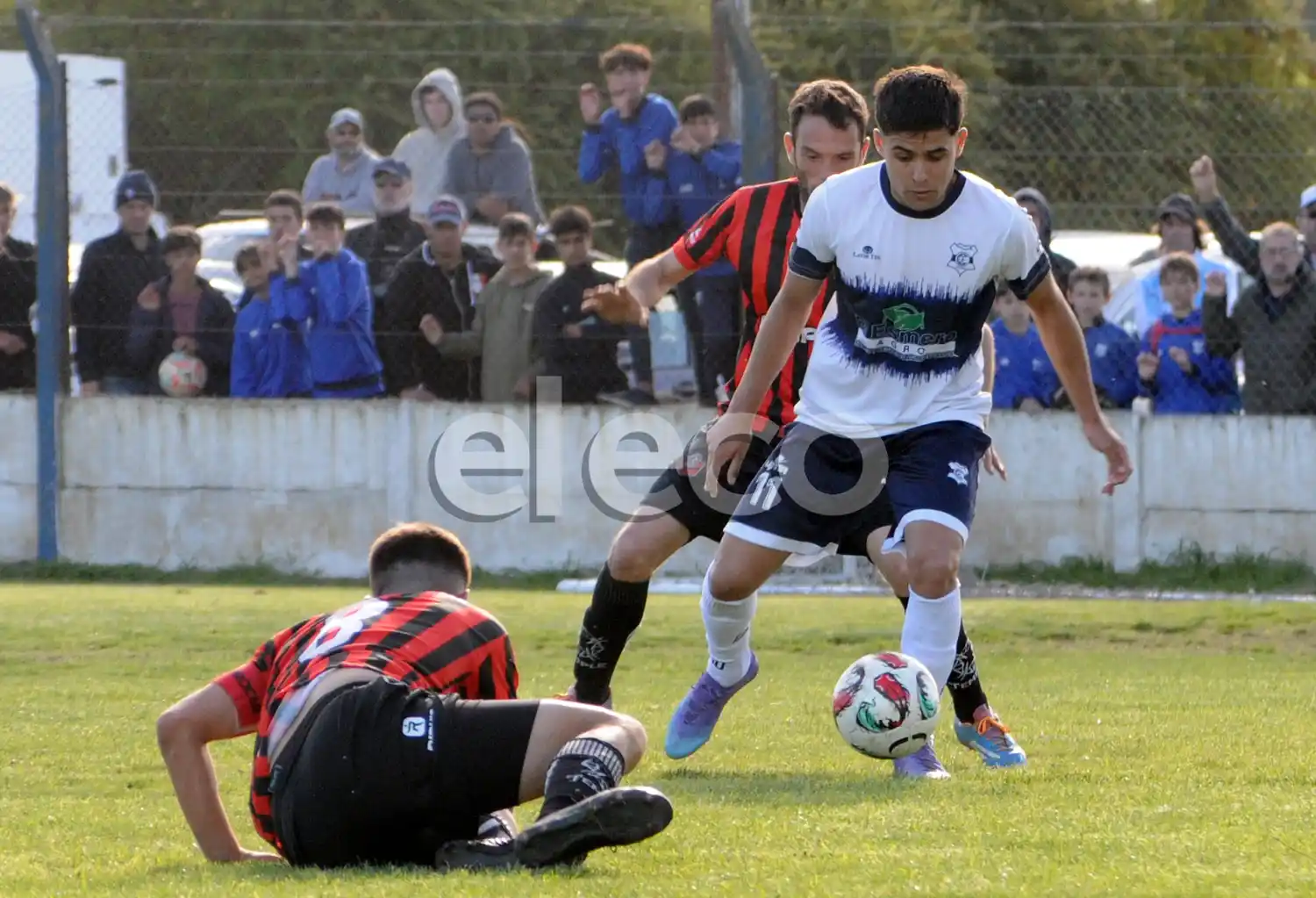 Controla Montero, con Bargas en el piso y Camio detrás. Gimnasia venció a Independiente.
