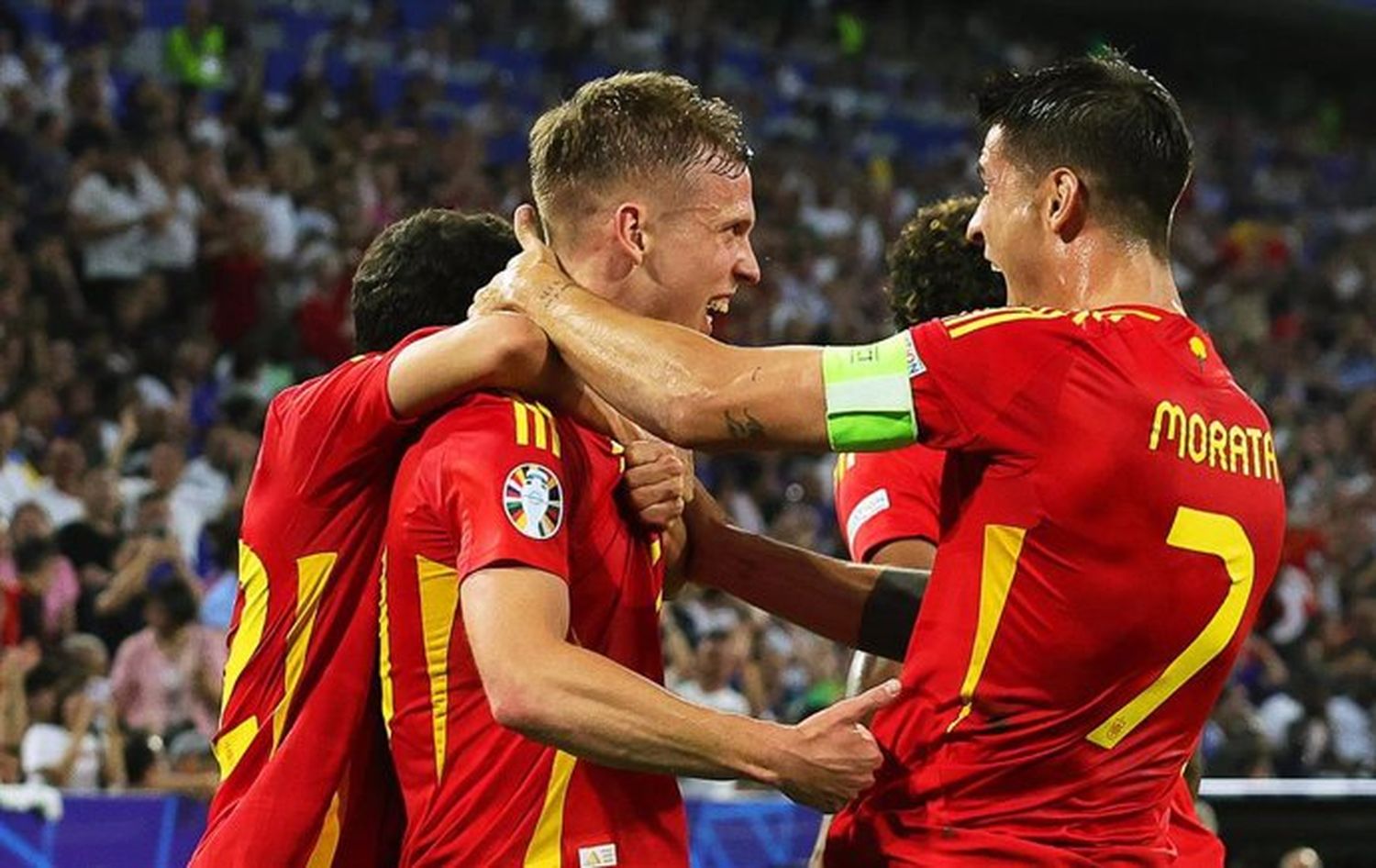 Dani Olmo celebra juntos a su compañeros el gol del 2-1, a partir de una gran jugada individual producida por él.