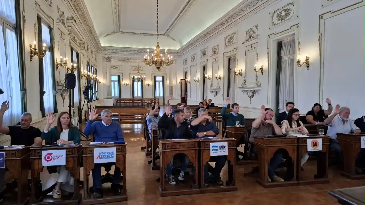 Durante la sesión, en algunos proyectos hubo posturas divergentes entre concejales de Fuerza Patria y La Libertad Avanza