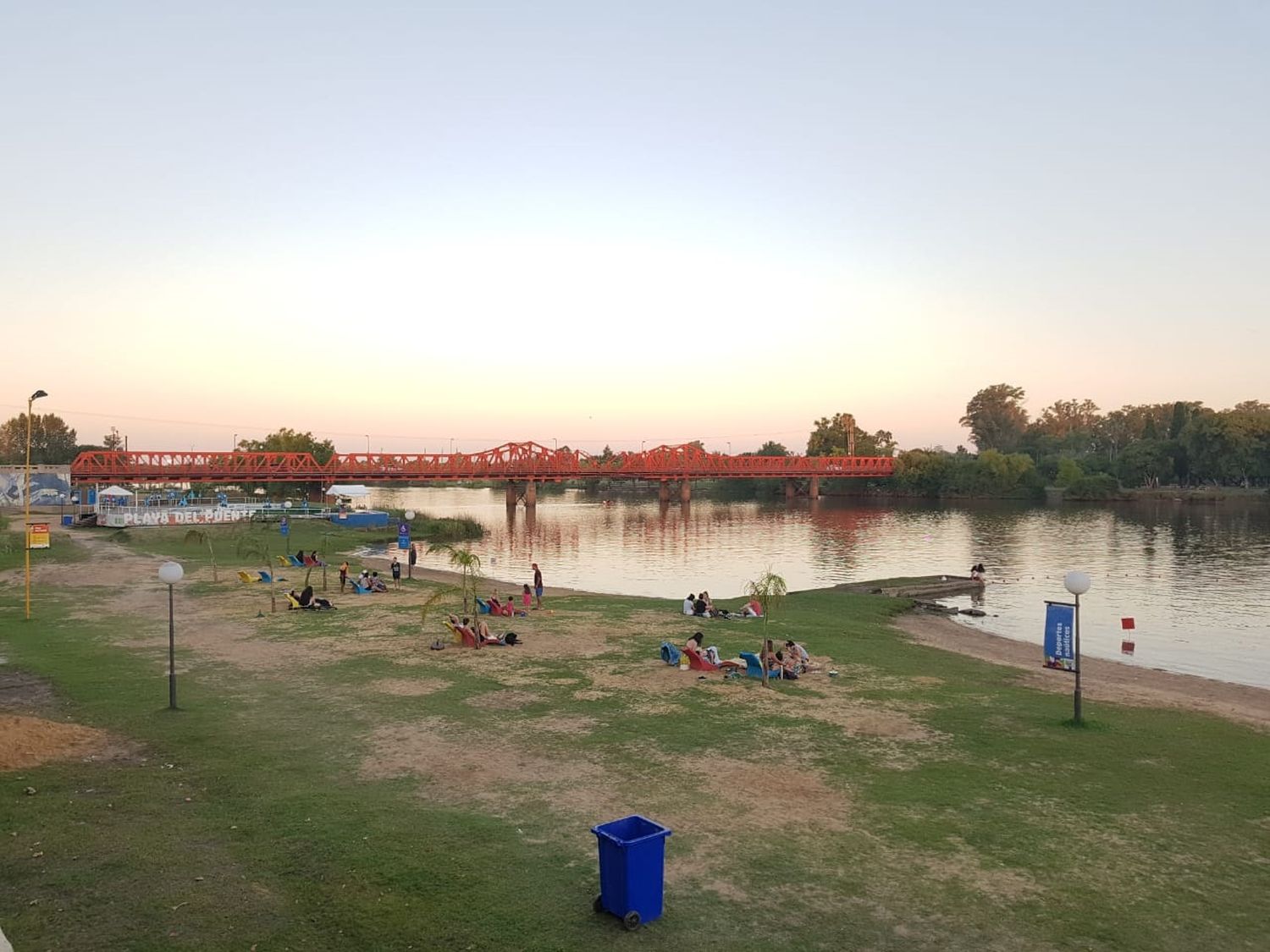 Un turista español cayó de los paredones de Costanera: está con respirador
