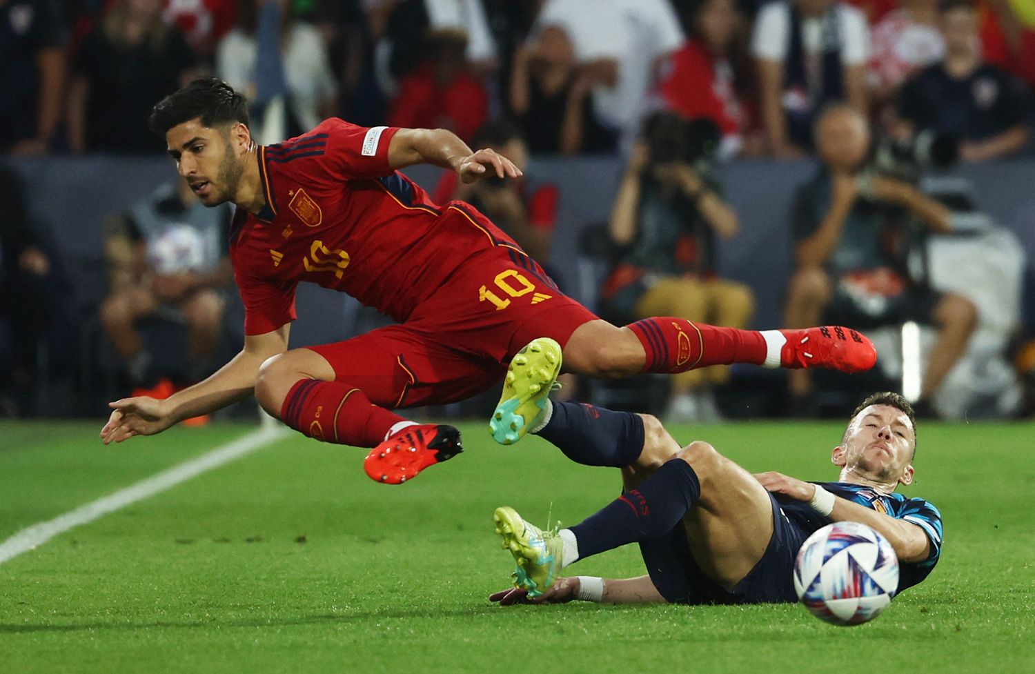 Lucha entre Asensio y Perisic.