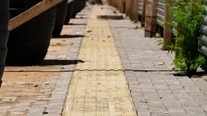 Reabre la Plaza Cívica con losetas podotáctiles: un avance hacia la inclusión