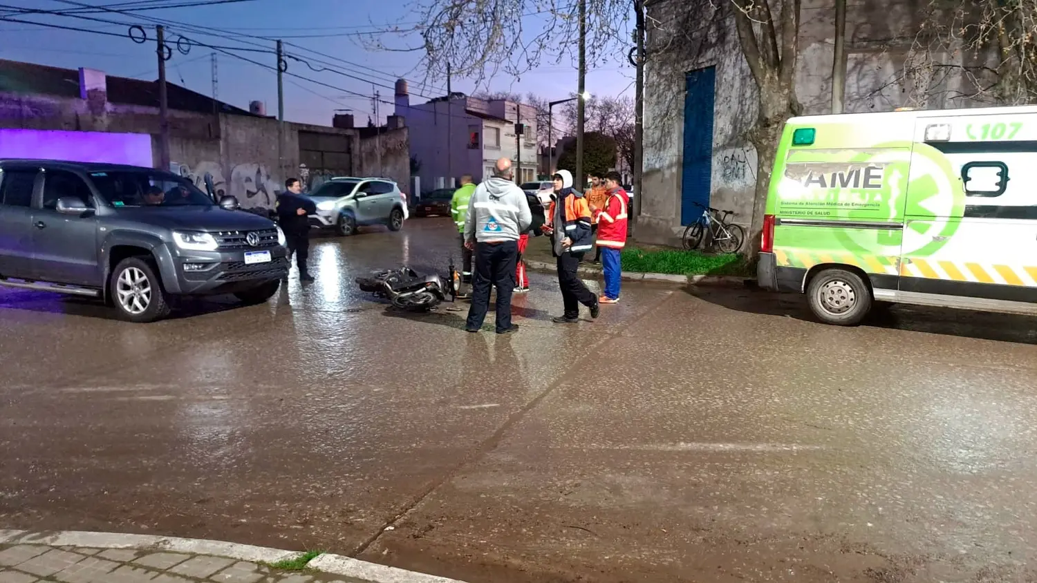 Personal de Defensa Civil y del Same, también acudió a los lugares de los accidentes y asistió a las víctimas