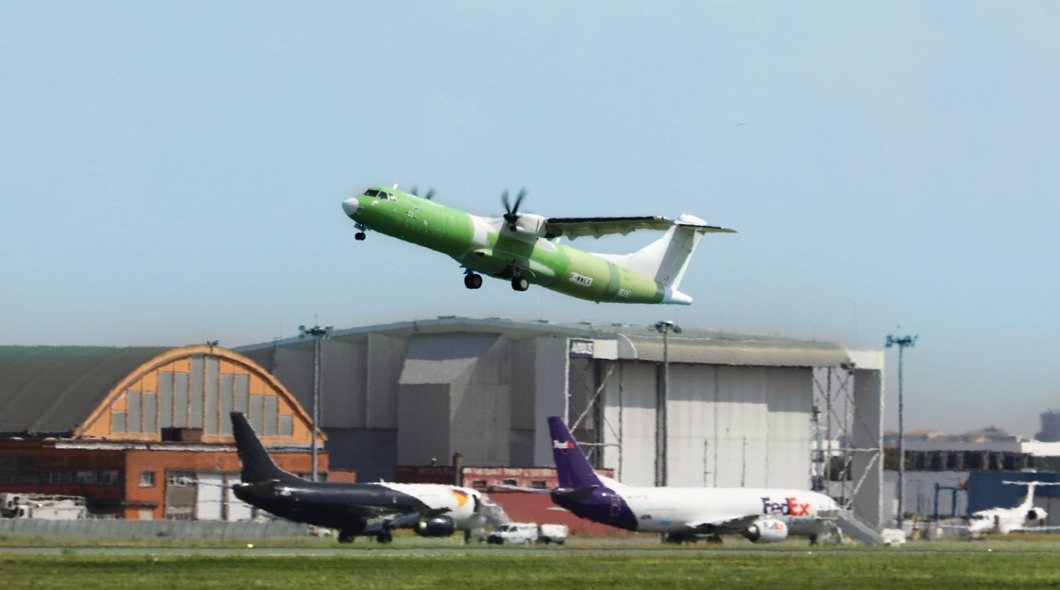 La versión carguera del ATR 72 realizó hoy su primer vuelo