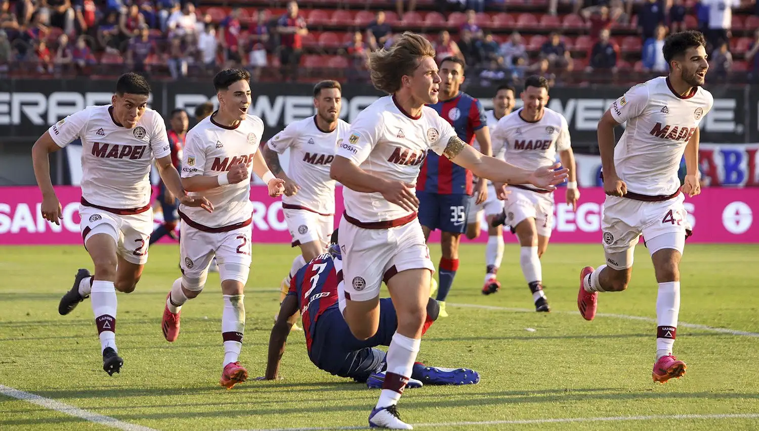 De la Vega lidera el festejo de su gol.