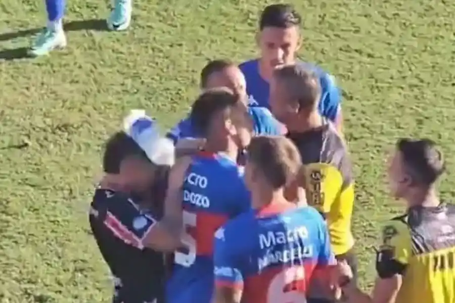 Se suspendió Tigre-Chacarita: un jugador recibió un botellazo desde la tribuna